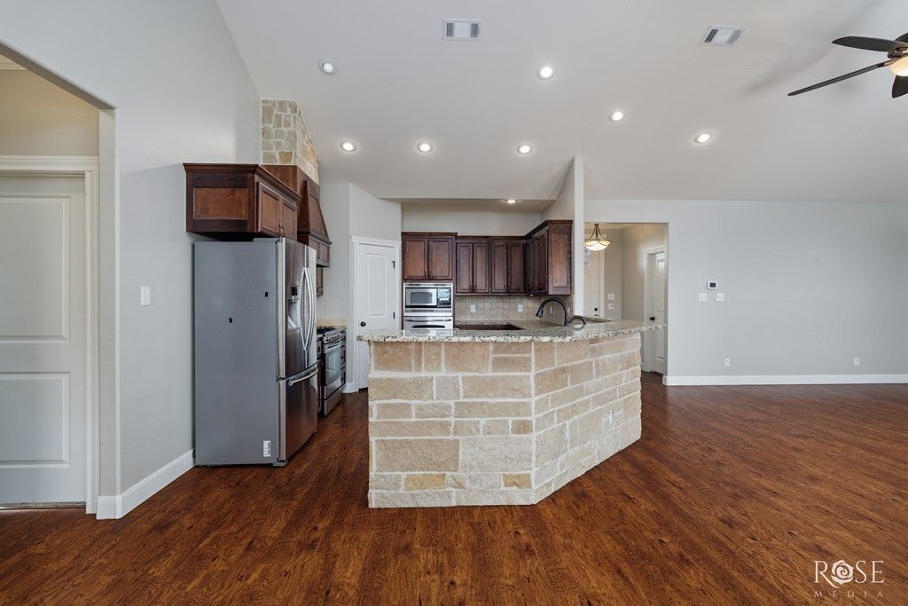 Image 11 of property listing at 705 W Ratliff Road, San Angelo, TX 76904