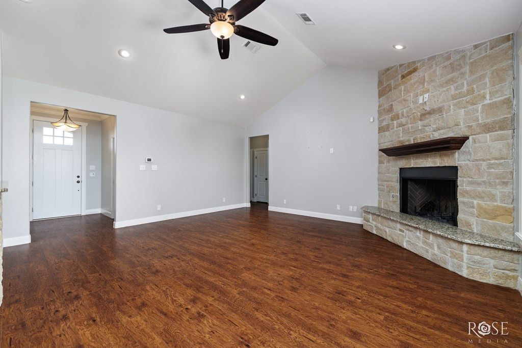 Image 9 of property listing at 705 W Ratliff Road, San Angelo, TX 76904