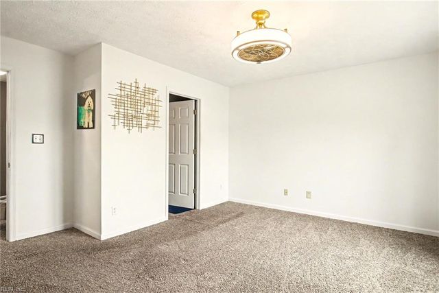 12 Gallaer CT, Hampton, VA 23666