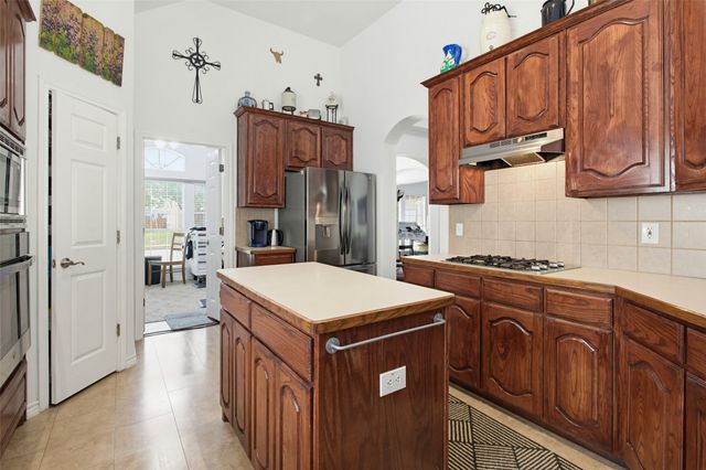 8 Whispering Bend Court, Mansfield, TX 76063