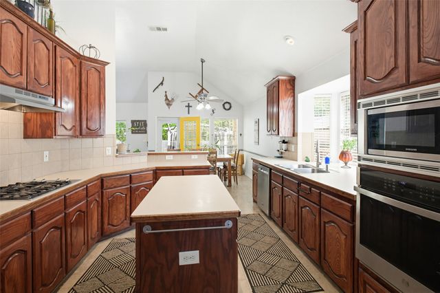 8 Whispering Bend Court, Mansfield, TX 76063