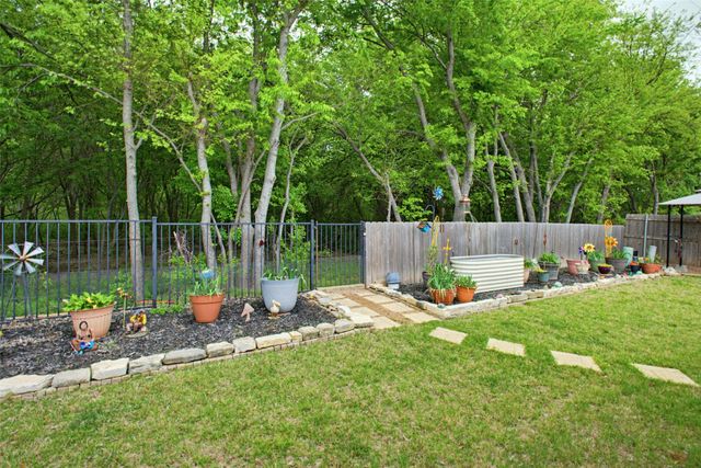 8 Whispering Bend Court, Mansfield, TX 76063