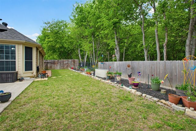 8 Whispering Bend Court, Mansfield, TX 76063