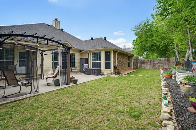 8 Whispering Bend Court, Mansfield, TX 76063