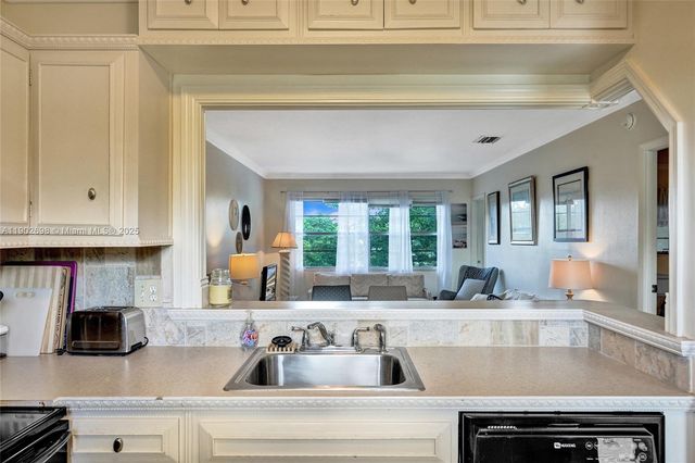 5103 NW 35th St 605, Lauderdale Lakes, FL 33319