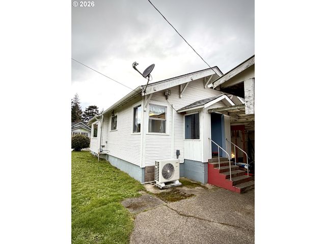 1489 UNION Ave, North Bend, OR 97459
