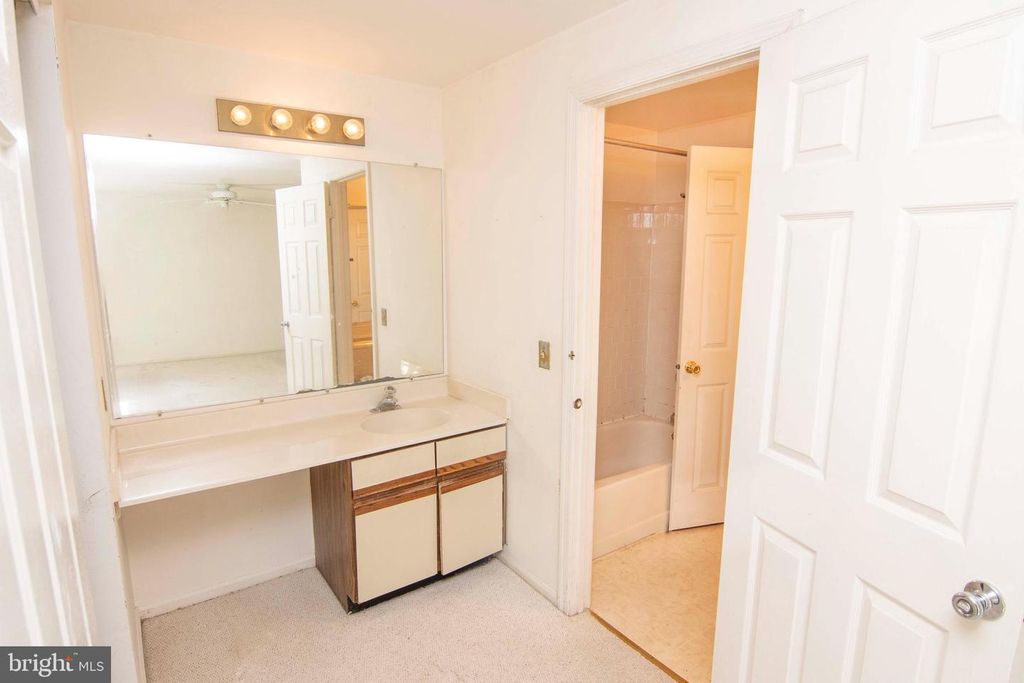 Image 10 of property listing at 46 ABBEY BRIDGE CT, Lutherville Timonium, MD 21093