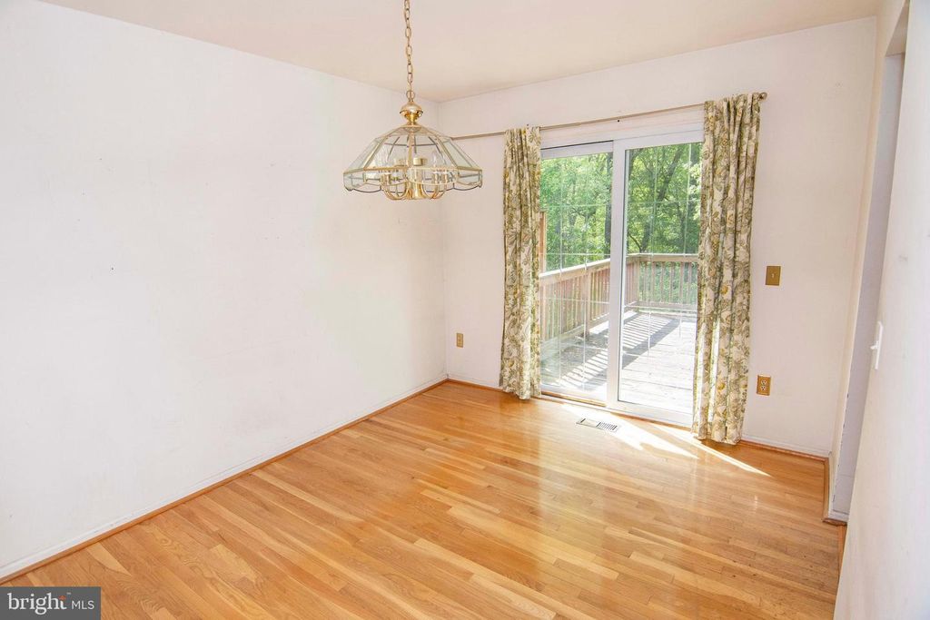 Image 4 of property listing at 46 ABBEY BRIDGE CT, Lutherville Timonium, MD 21093