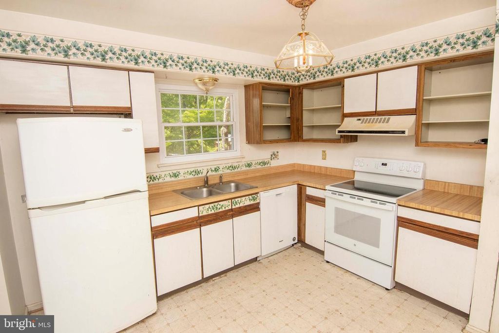Image 5 of property listing at 46 ABBEY BRIDGE CT, Lutherville Timonium, MD 21093