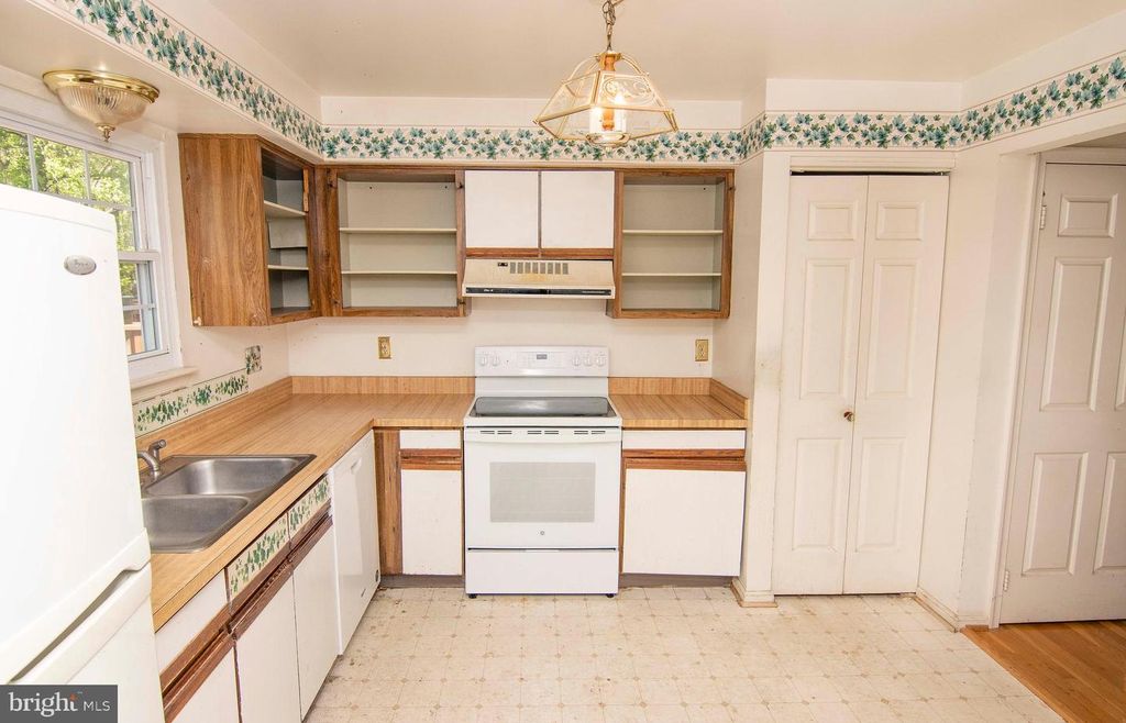 Image 6 of property listing at 46 ABBEY BRIDGE CT, Lutherville Timonium, MD 21093