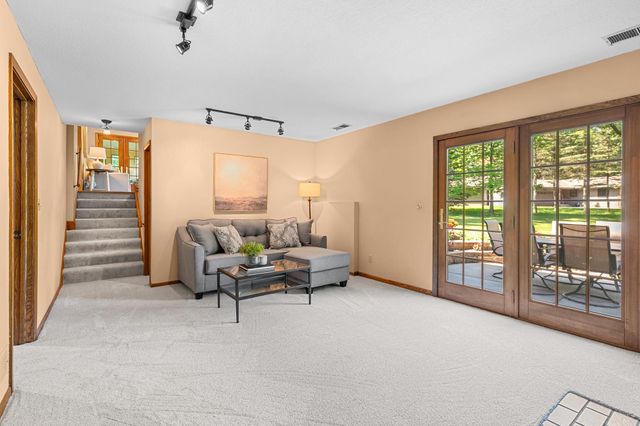 100 Puma Lane, Mahtomedi, MN 55115