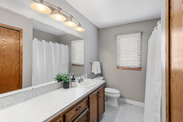 100 Puma Lane, Mahtomedi, MN 55115