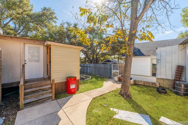 626 Flintstone Dr, Canyon Lake, TX 78133