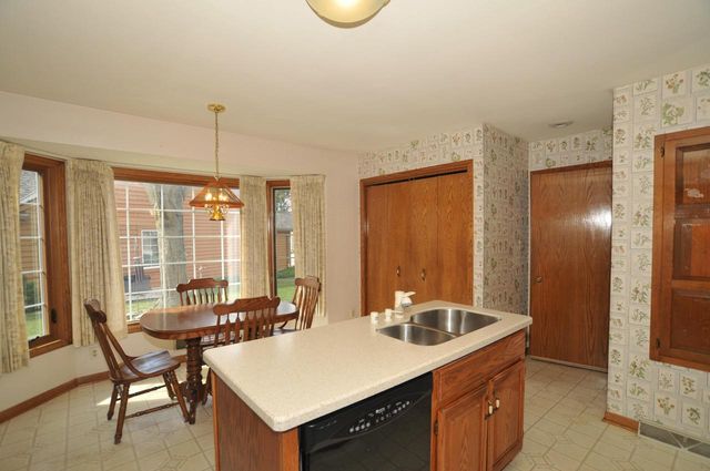 3822 S Oakbrook DRIVE S, Greenfield, WI 53228