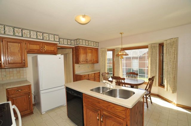 3822 S Oakbrook DRIVE S, Greenfield, WI 53228