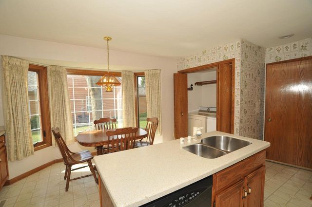 3822 S Oakbrook DRIVE S, Greenfield, WI 53228