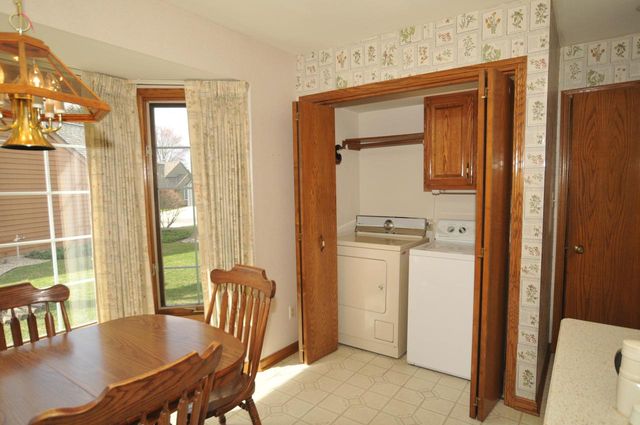 3822 S Oakbrook DRIVE S, Greenfield, WI 53228