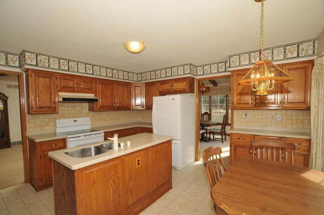 3822 S Oakbrook DRIVE S, Greenfield, WI 53228