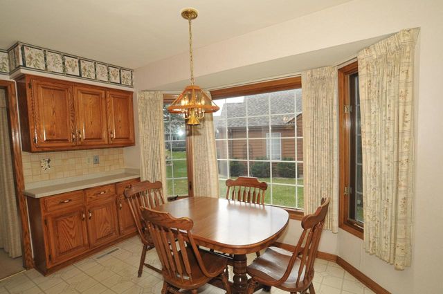 3822 S Oakbrook DRIVE S, Greenfield, WI 53228