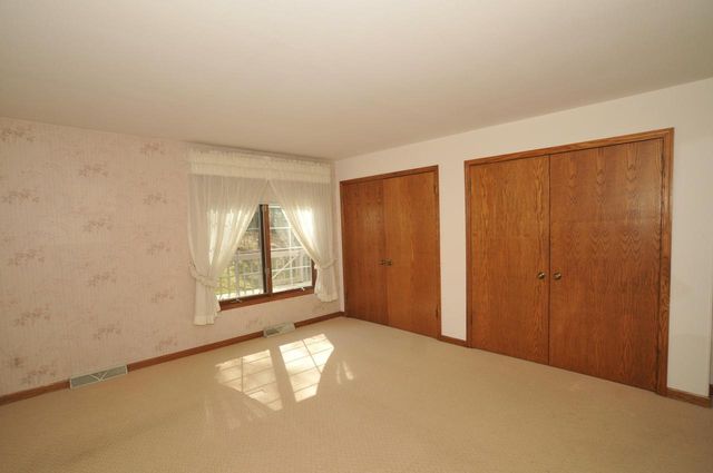 3822 S Oakbrook DRIVE S, Greenfield, WI 53228