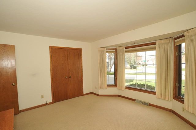 3822 S Oakbrook DRIVE S, Greenfield, WI 53228