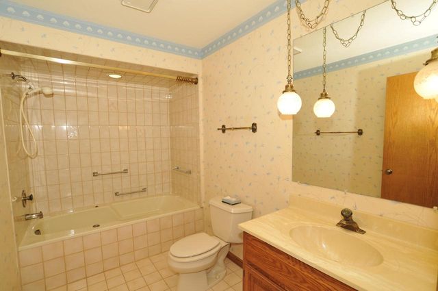 3822 S Oakbrook DRIVE S, Greenfield, WI 53228