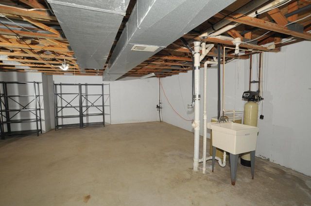 3822 S Oakbrook DRIVE S, Greenfield, WI 53228