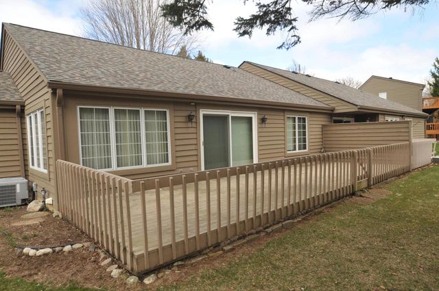 3822 S Oakbrook DRIVE S, Greenfield, WI 53228