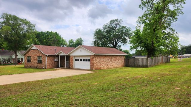 205 N Hubbard, Omaha, TX 75571