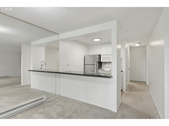 44 EAGLE CREST Dr 10, Lake Oswego, OR 97035