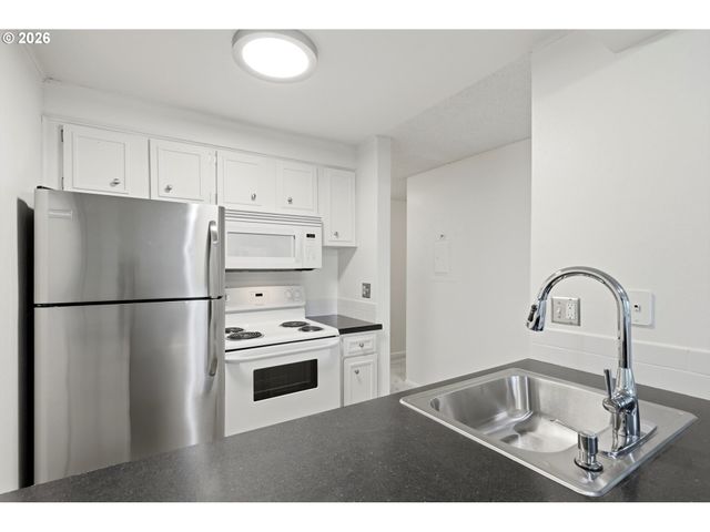 44 EAGLE CREST Dr 10, Lake Oswego, OR 97035