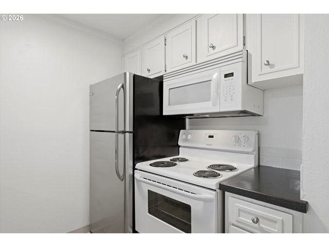 44 EAGLE CREST Dr 10, Lake Oswego, OR 97035