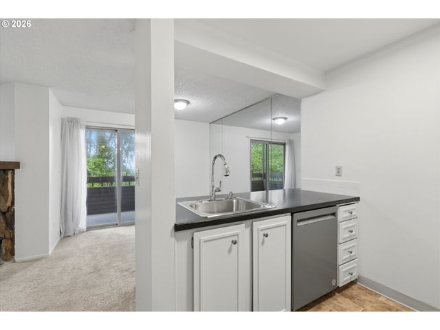 44 EAGLE CREST Dr 10, Lake Oswego, OR 97035
