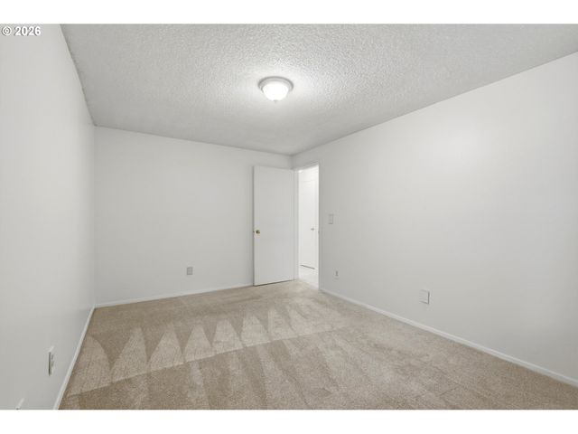 44 EAGLE CREST Dr 10, Lake Oswego, OR 97035