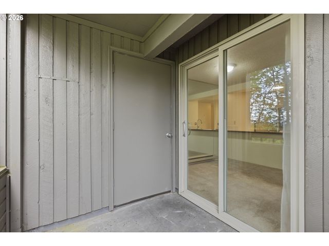44 EAGLE CREST Dr 10, Lake Oswego, OR 97035