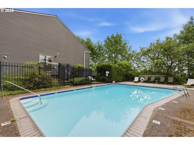 44 EAGLE CREST Dr 10, Lake Oswego, OR 97035