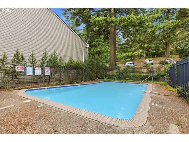 44 EAGLE CREST Dr 10, Lake Oswego, OR 97035