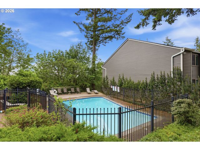 44 EAGLE CREST Dr 10, Lake Oswego, OR 97035