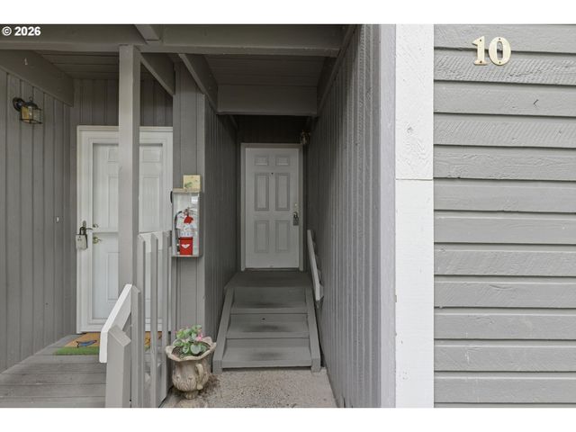 44 EAGLE CREST Dr 10, Lake Oswego, OR 97035