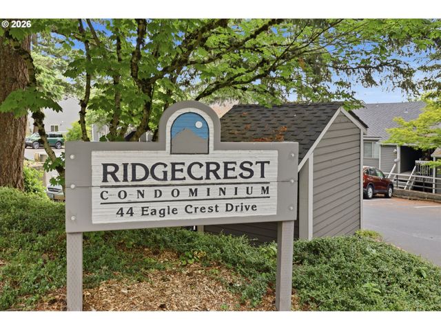 44 EAGLE CREST Dr 10, Lake Oswego, OR 97035