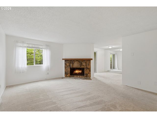 44 EAGLE CREST Dr 10, Lake Oswego, OR 97035
