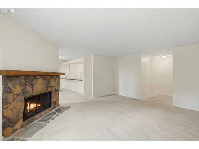 44 EAGLE CREST Dr 10, Lake Oswego, OR 97035