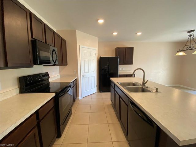 3425 Cancun CT, Cape Coral, FL 33909