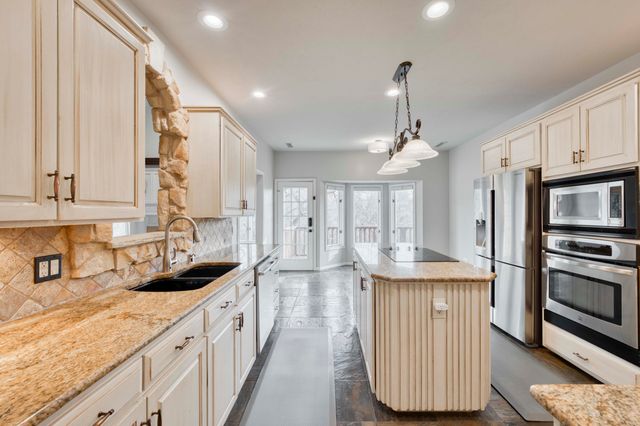 4778 S Bellhurst Avenue, Springfield, MO 65804