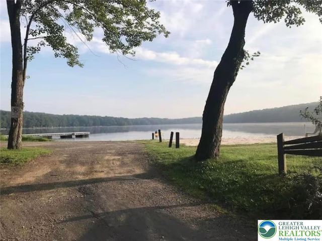 8 Mallard Court, Clifton Twp, PA 18424