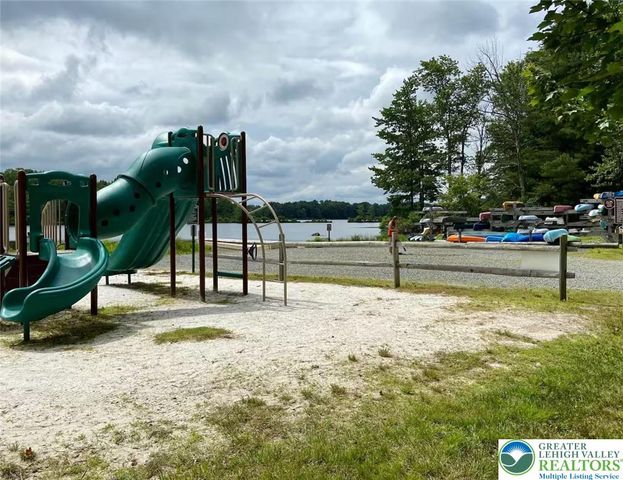 8 Mallard Court, Clifton Twp, PA 18424