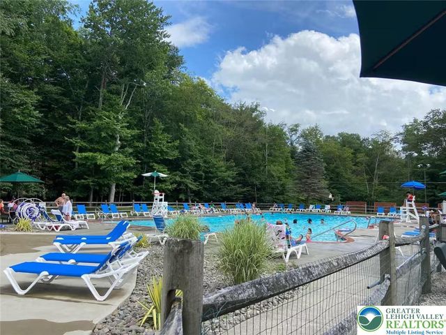 8 Mallard Court, Clifton Twp, PA 18424