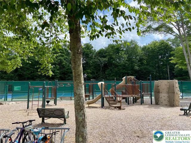 8 Mallard Court, Clifton Twp, PA 18424