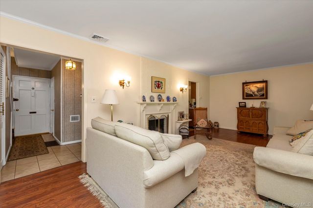 148 Princeton Street, Roslyn Heights, NY 11577