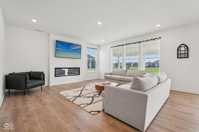 9091 Drakeswood Avenue, Mccordsville, IN 46055